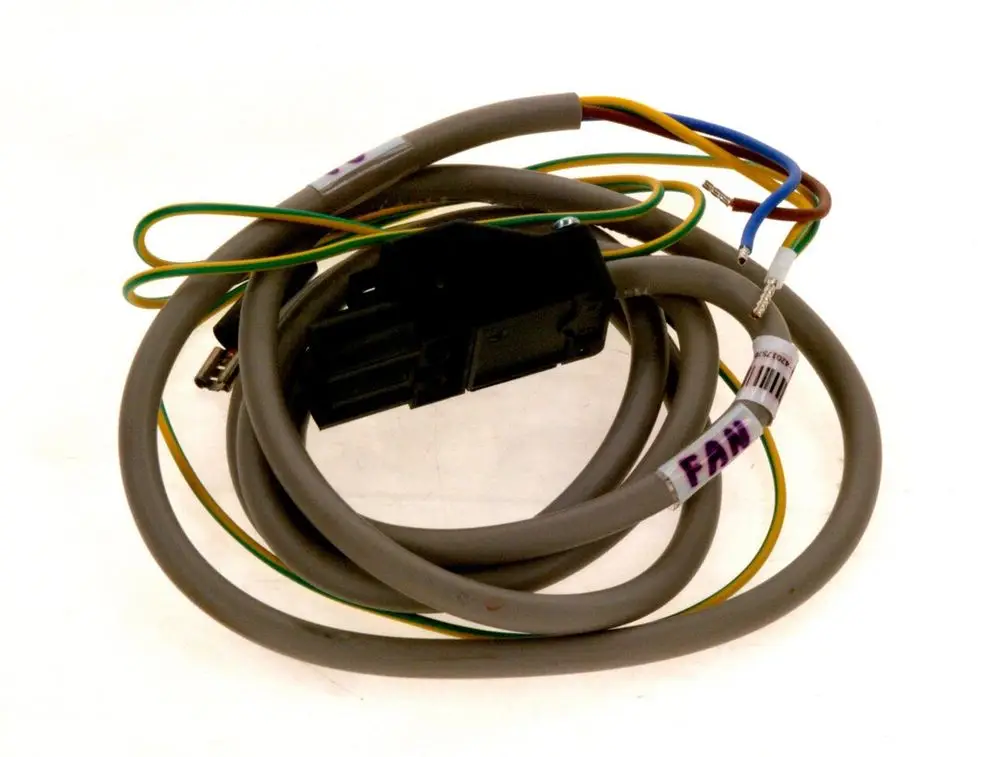 Kabel-Set von Bosch mit mehreren Drähten in verschiedenen Farben und einem Verbindungselement. Ideal für elektrische Anwendungen.